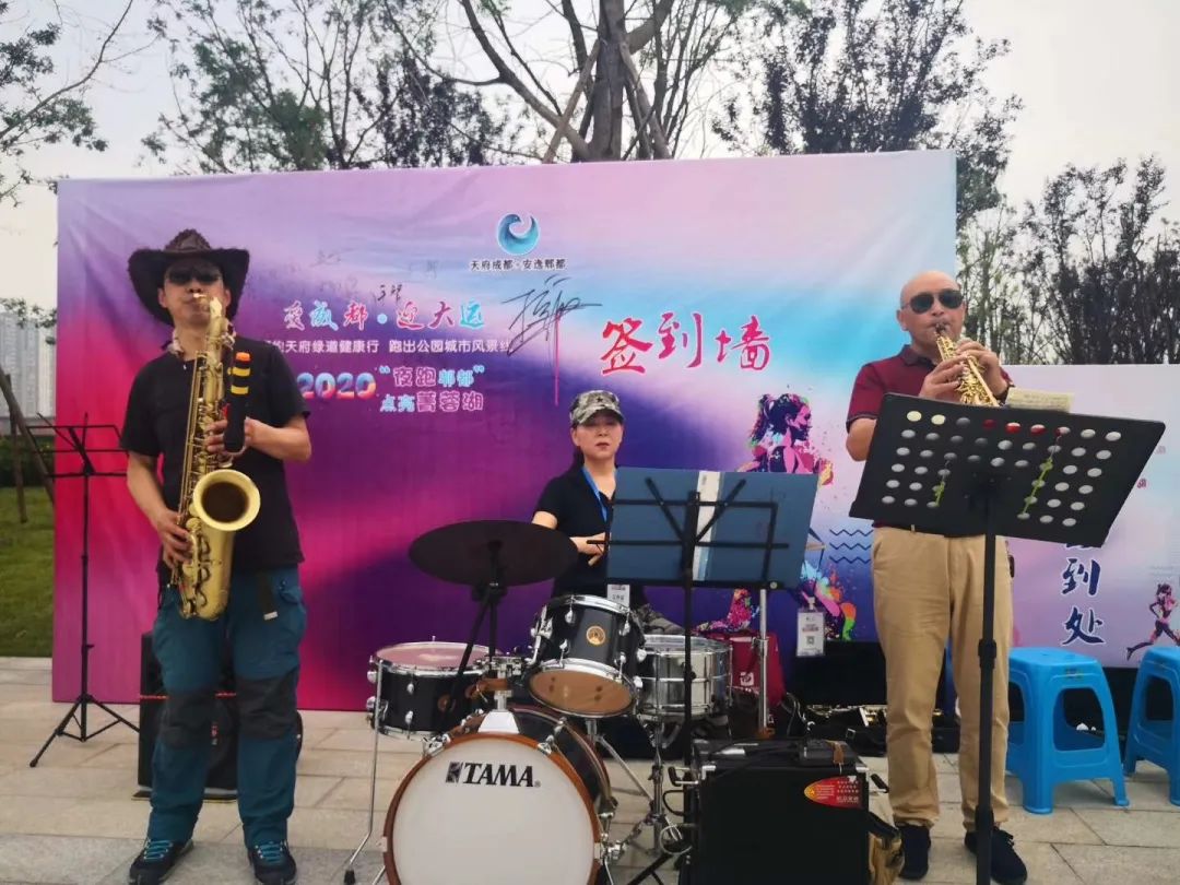 鲜一步播报丨炫酷荧光夜跑“点亮”郫都菁蓉湖畔