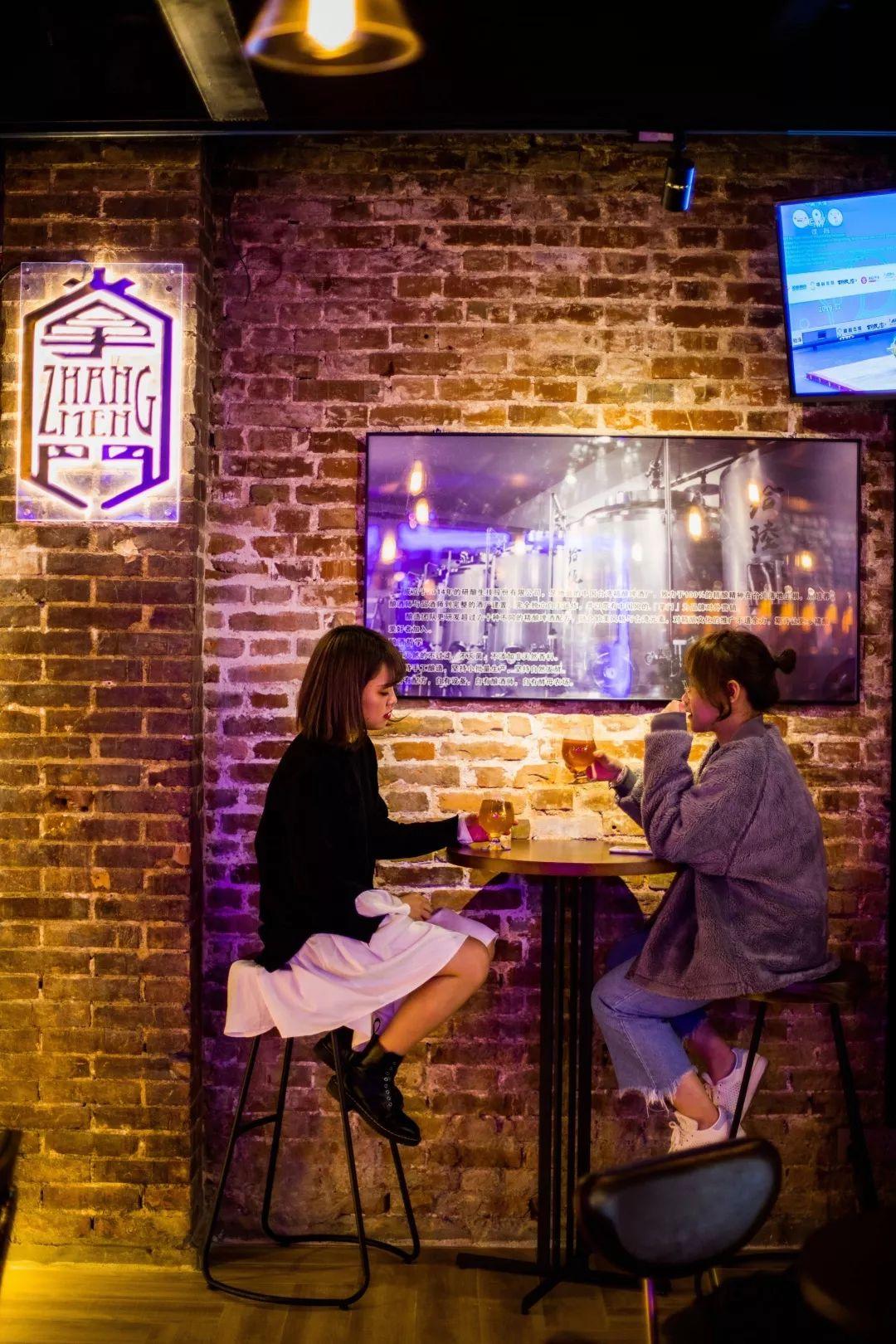 外国人喝中国精酿,泥煤味精酿