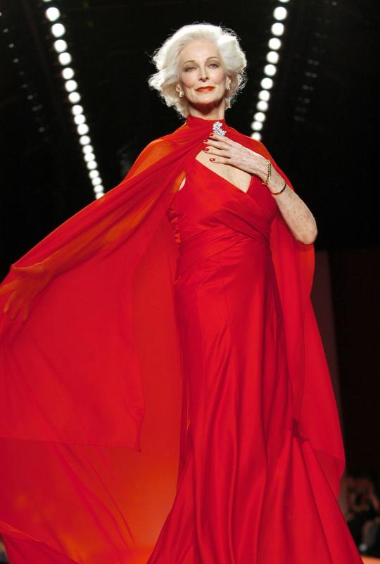 超模卡门：74岁痛失爱人还被好友骗到破产，86岁走秀依旧艳压群芳