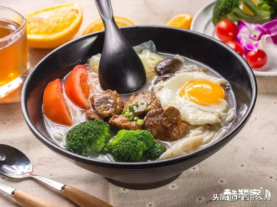 酷熊家,光头强请熊大熊二吃披萨