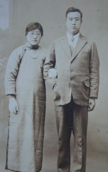 她带暗恋男友回家，不料他和妹妹一见钟情，母亲态度让人措手不及