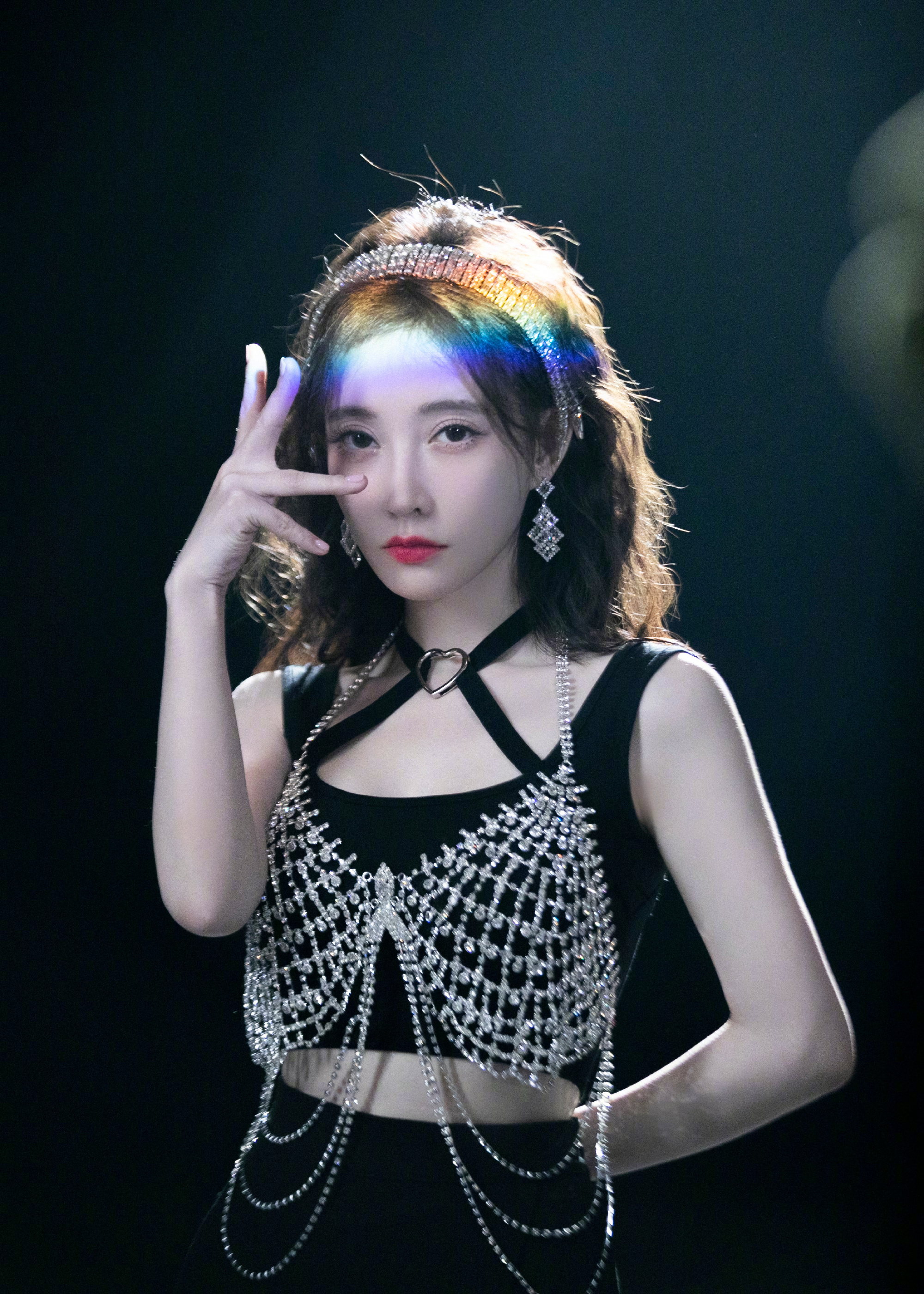 从广播体操到女团舞，冯提莫再次刷新认知，新MV《窥》好飒