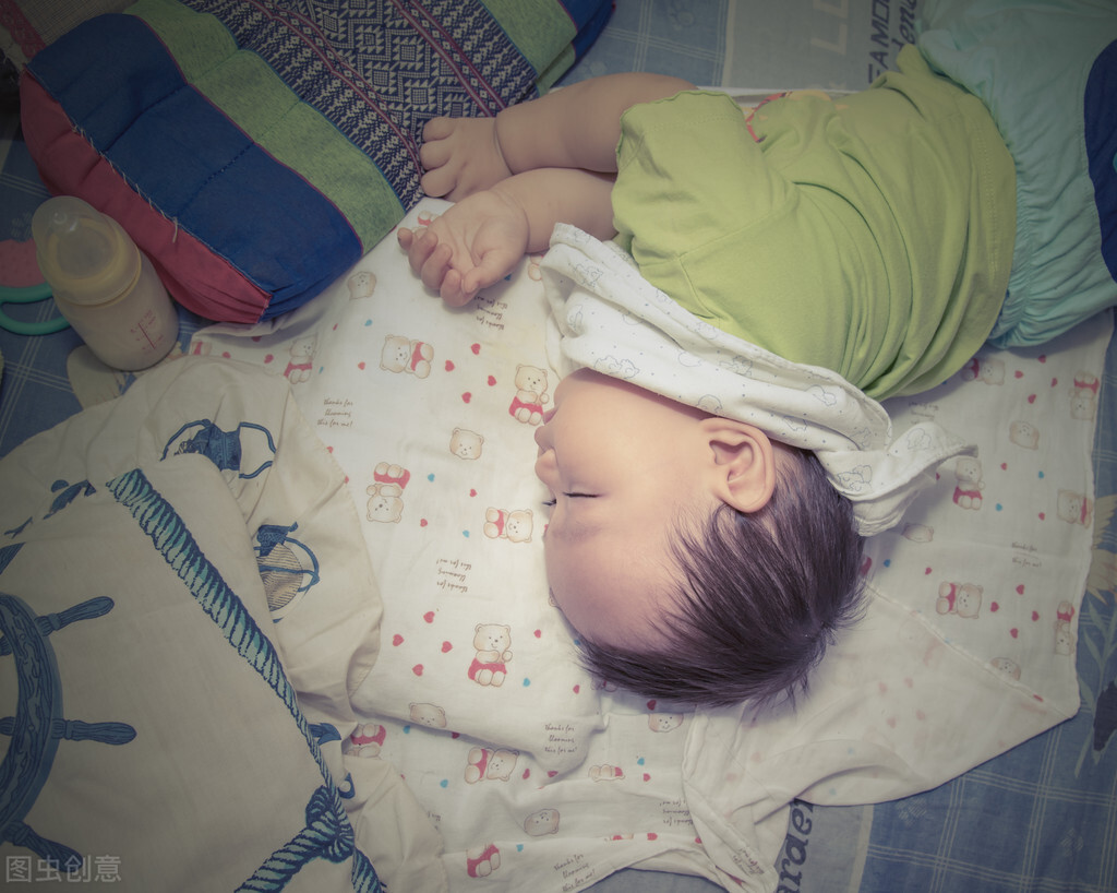 为啥戴着纸尿裤娃身子底下是湿的,夏天带孩子穿纸尿裤