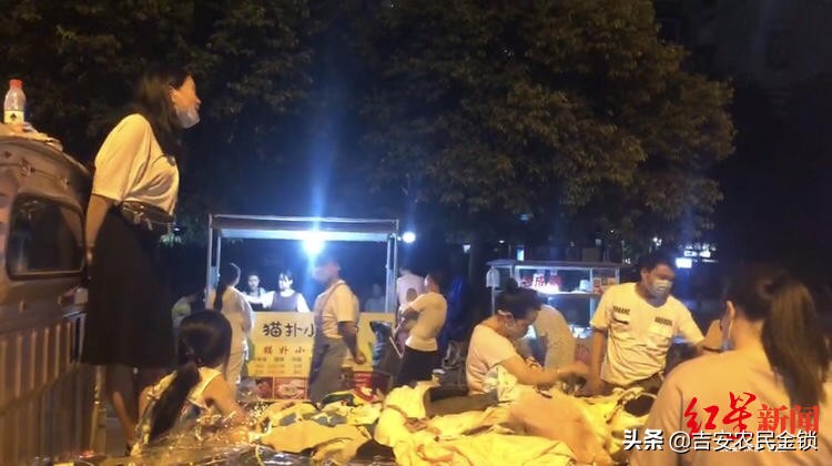 地摊经济火了四川美女第一次摆摊,地摊经济爆火摊主月入三万