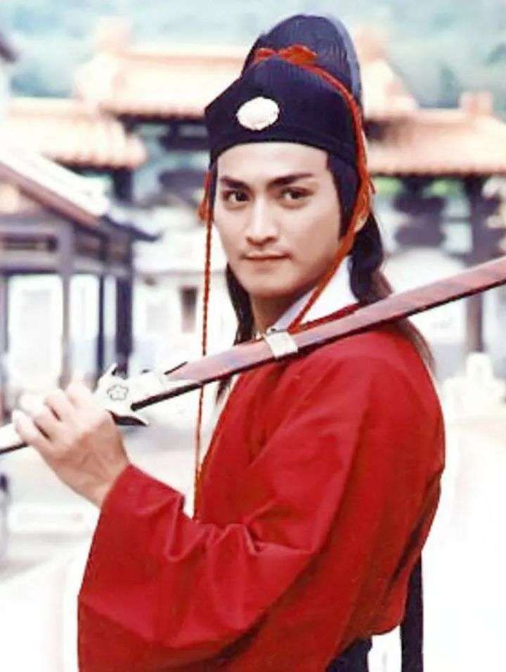 62岁香港明星，曾沦为扛尸工人，却在惠州开工厂暴富，身价过亿