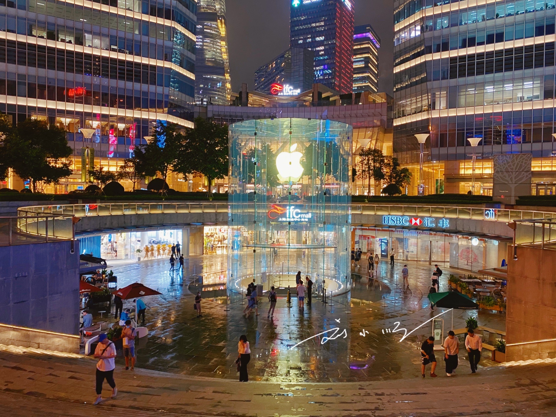 上海东方明珠塔周围哪个商场最大,上海魔都最大的商场