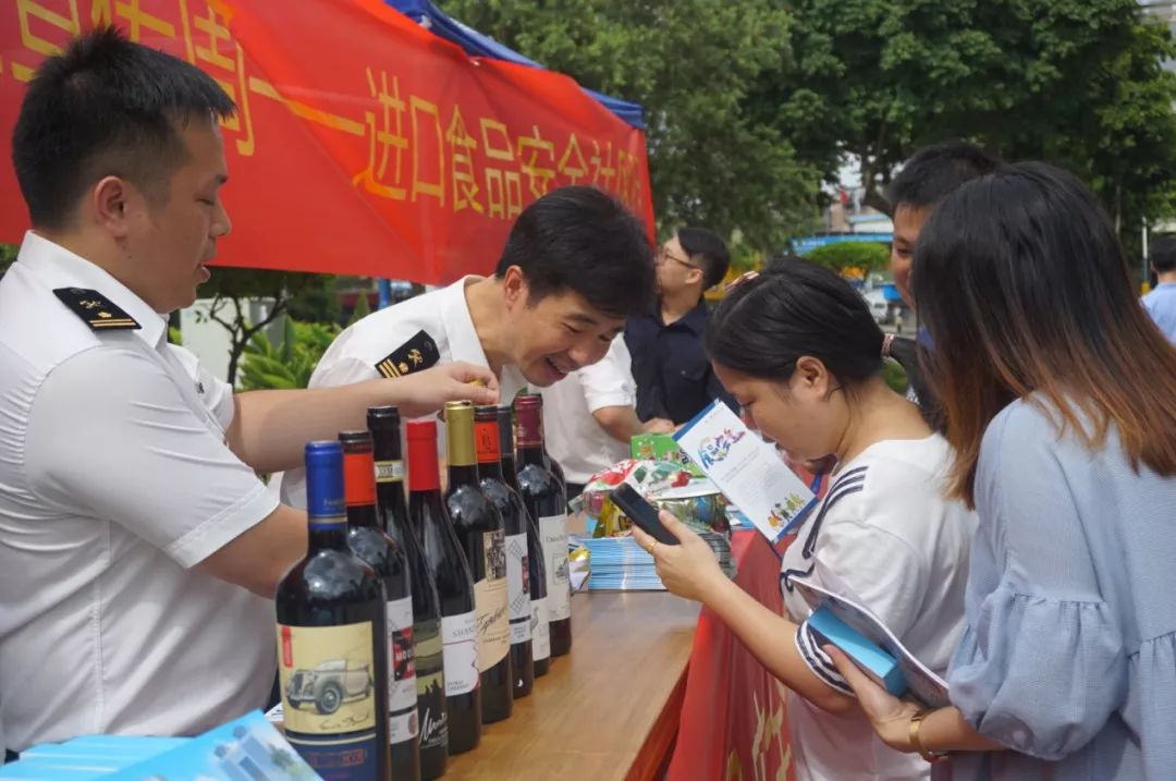 海珠｜厉害了，海关人员手把手教你辨真假！再也不怕买到假的“进口”奶粉、葡萄酒啦~