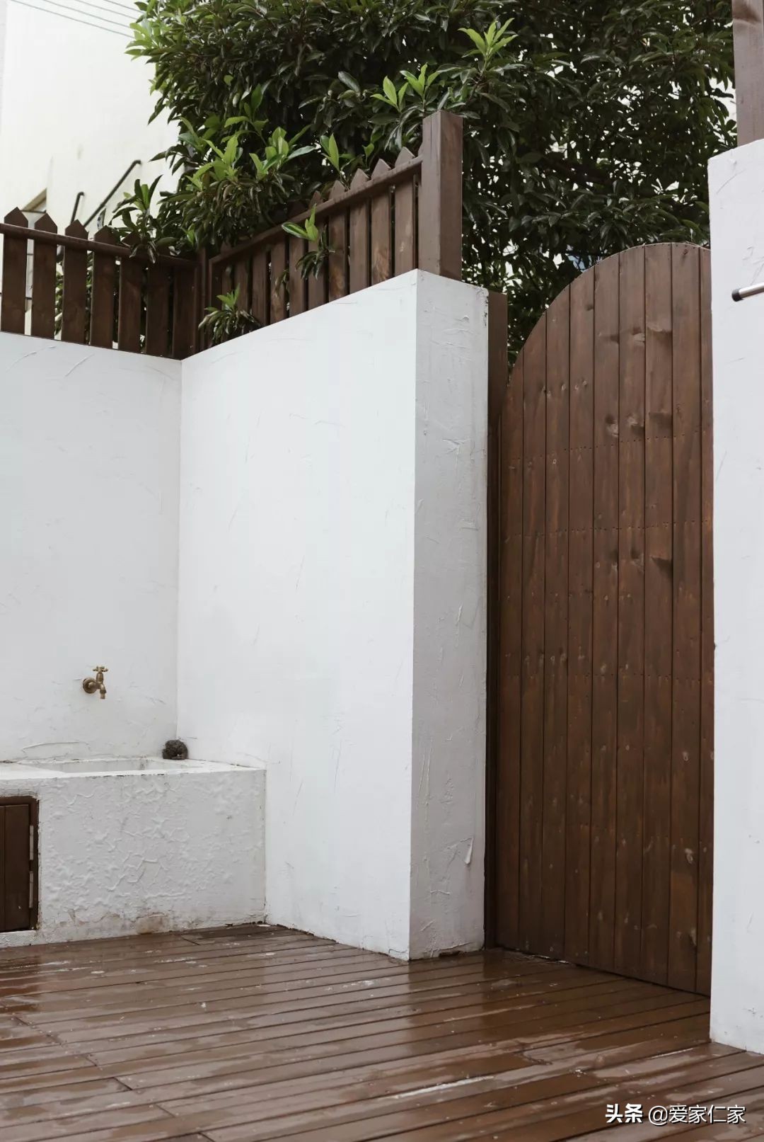 她买下32㎡上海老旧学区房，为女儿打造小桃园，还有超舒适大庭院