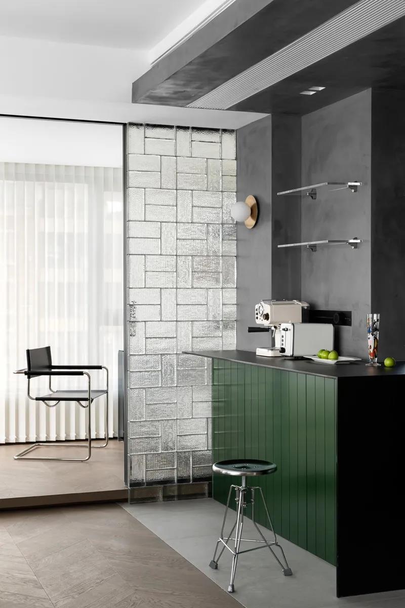 89㎡舒适两居，装修巧用「百叶窗+玻璃砖」，高级又通透