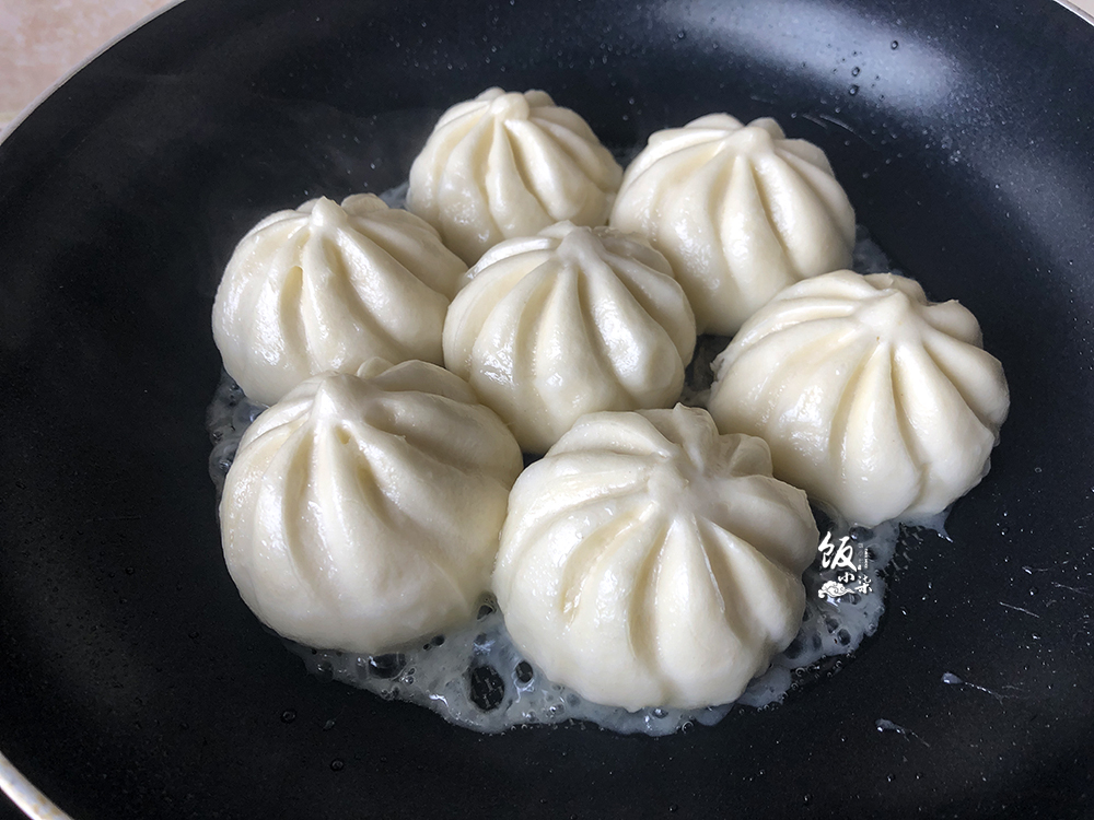 韭菜水煎包下锅放清水,水煎包放淀粉水还是清水