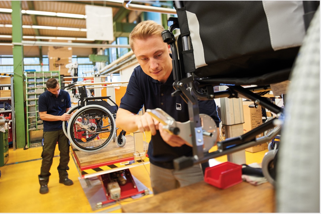 老人残疾人爬楼自动轮椅,老年残疾人上下楼梯神器