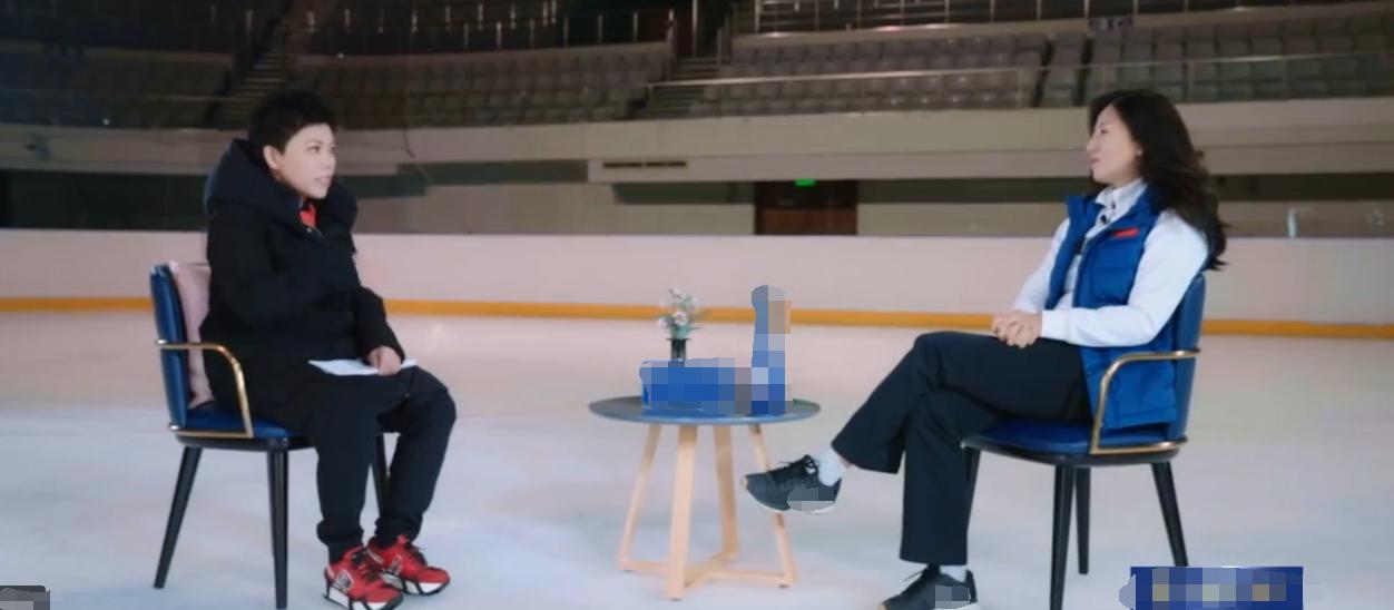 杨杨引争议！接受邓亚萍采访时跷二郎腿，还称国内开会时会睡着