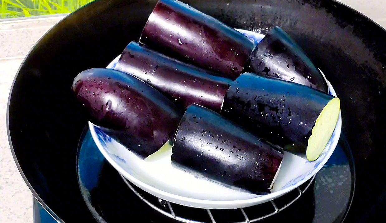 蒸茄子要不要刮皮,蒸茄子是冷水蒸还是开水蒸