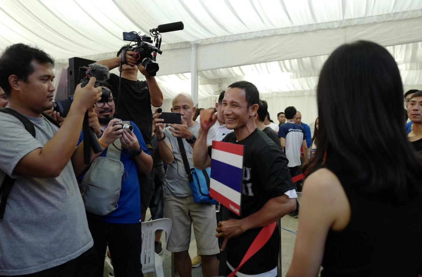 这个人把手摸在车上超过3天3夜赢了一辆车你觉得你行不？