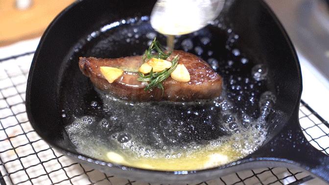 煎牛排爆油怎么办,煎牛排放黑胡椒容易糊吗