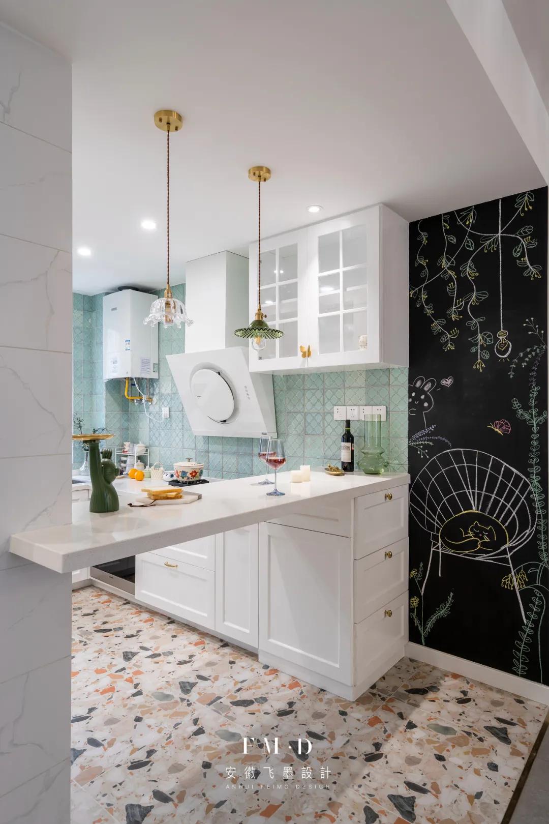 早备个黑板墙就好了！能涂能画实用与颜值兼具，解决了带娃难题