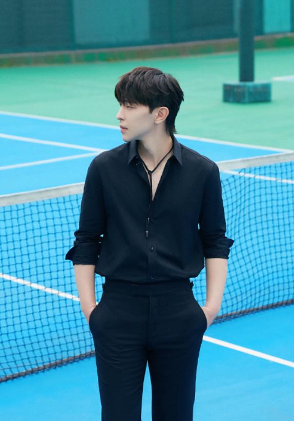 邓伦10分钟走廊大片，卡其色格子西装复古时尚，高级氛围感拉满