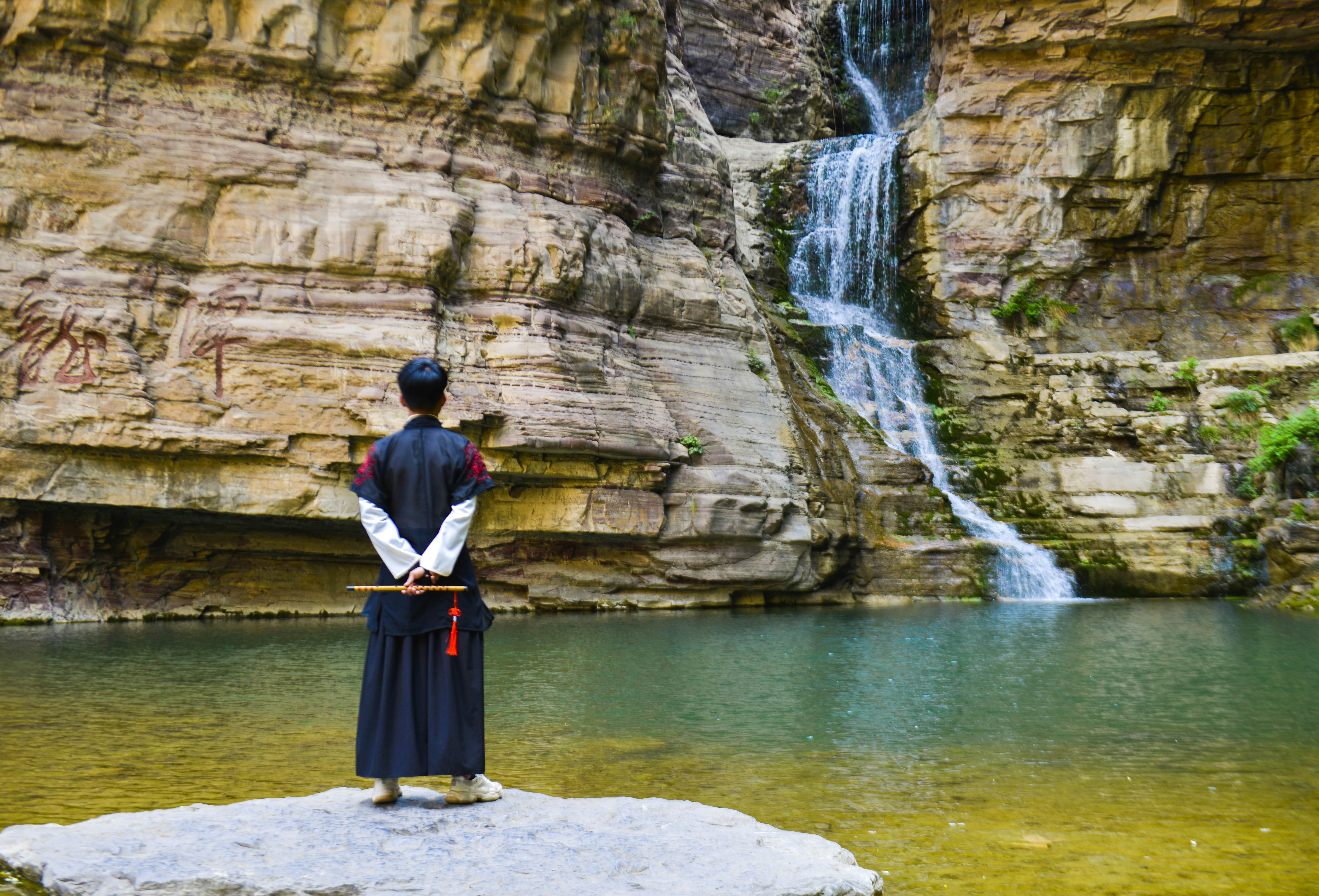 来到这里，我承认我腿有些软，但我还是痴迷于它的美