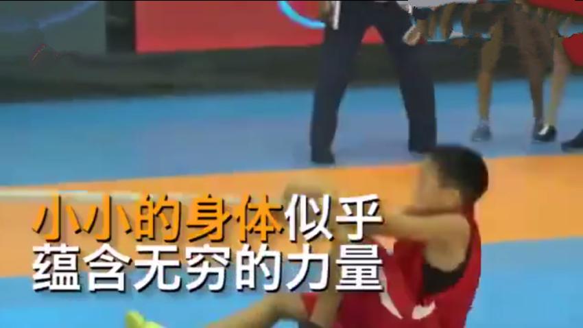 小学拔河比赛，一步之遥决不放弃，结果出现逆转，网友：必成大器