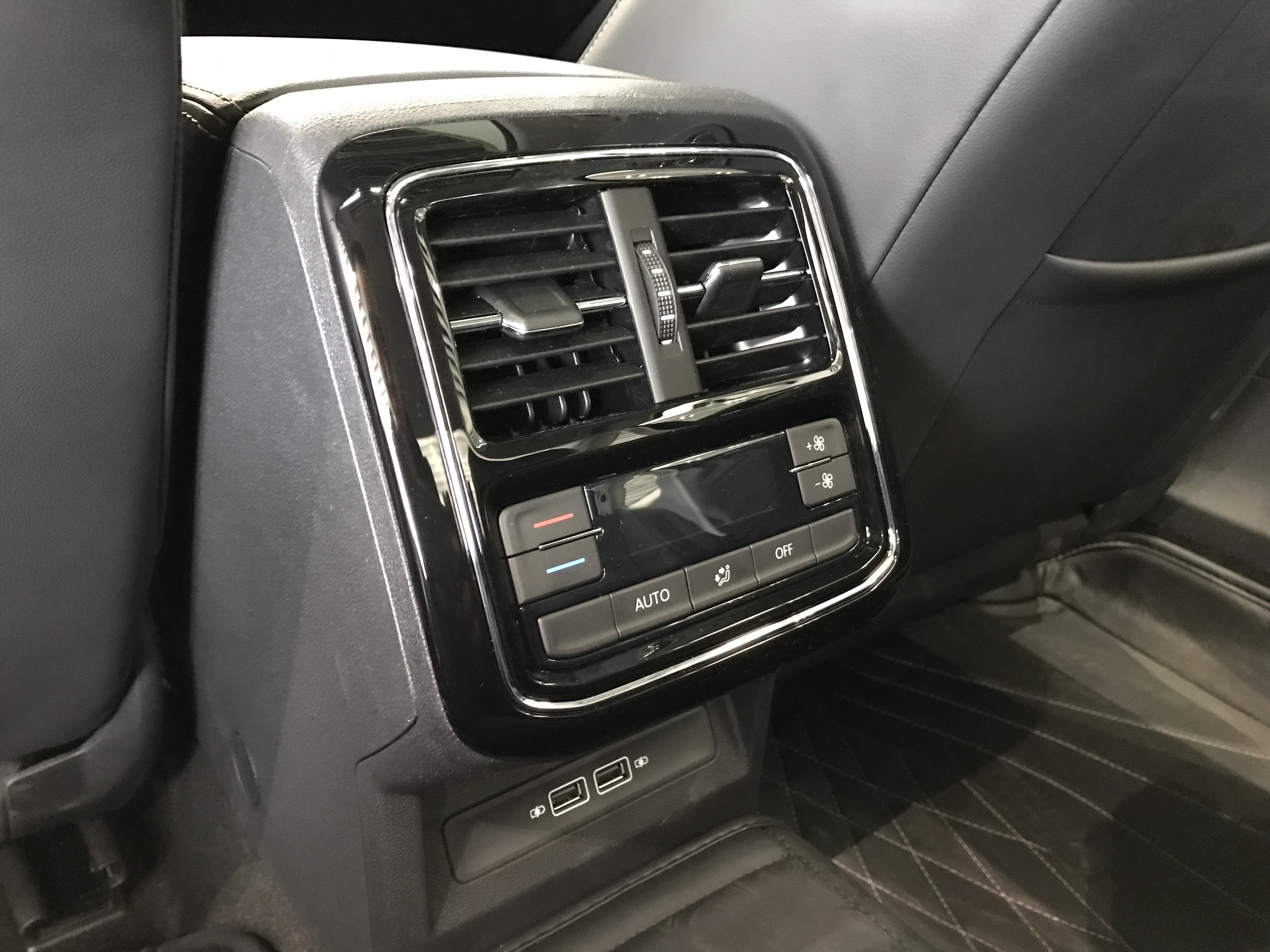 新款帕萨特后排对比迈腾后排空间,静态体验迈巴赫