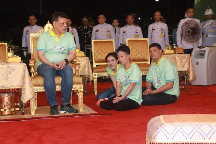 泰王当着苏提达和诗妮娜说话,泰王和苏提达诗妮娜的合照