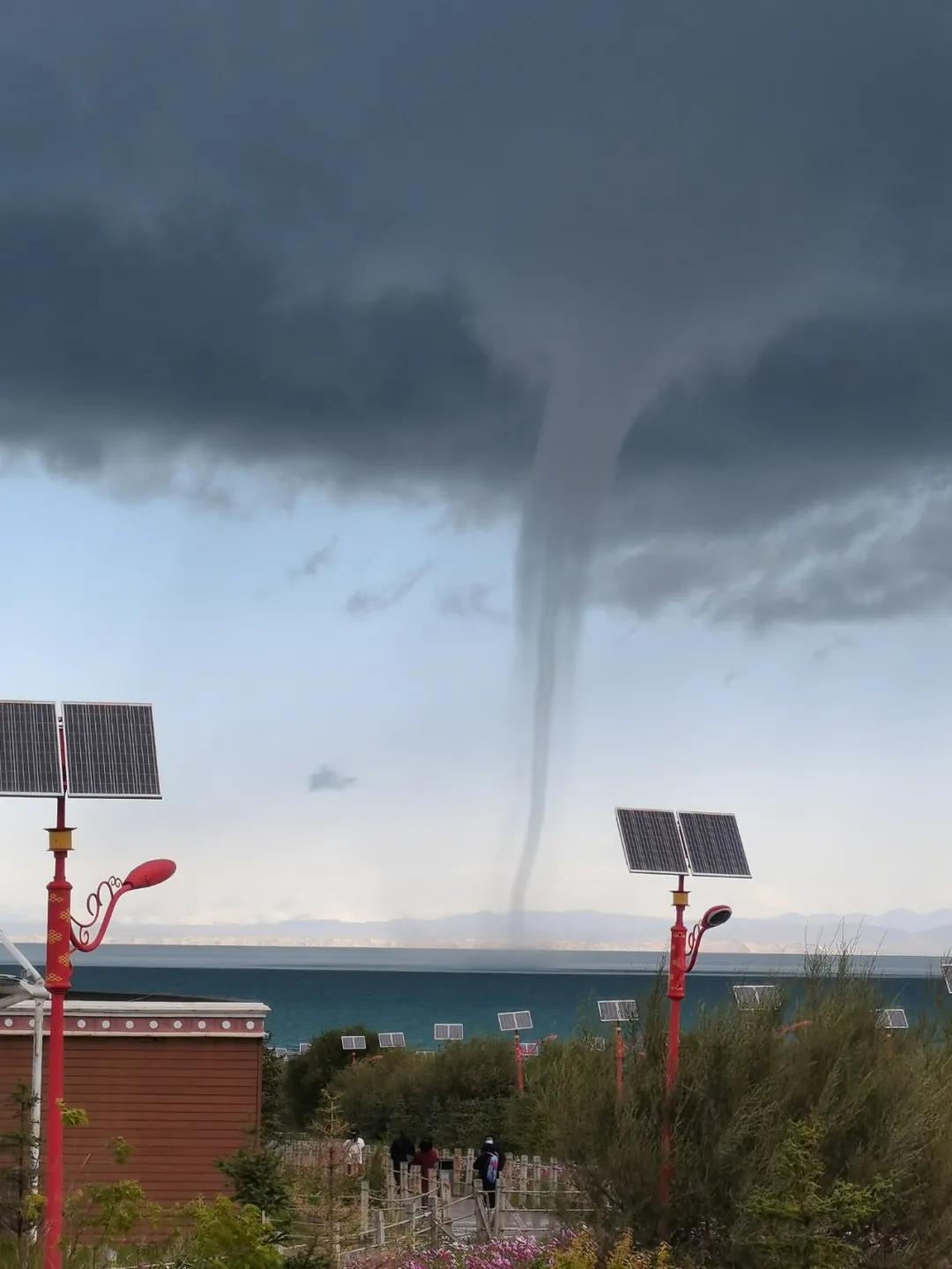 闈掓捣婀栭緳鍚告按楂樻竻鍘熷浘,缃戝弸鎷嶅埌闈掓捣婀栭緳鍚告按浜嬩欢