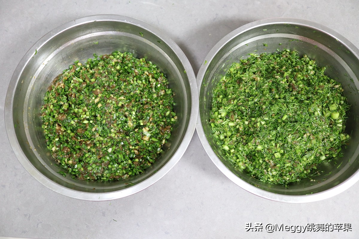 我家吃饺子一锅俩馅，喜欢哪个夹哪个，从没失手过，吃到肚撑