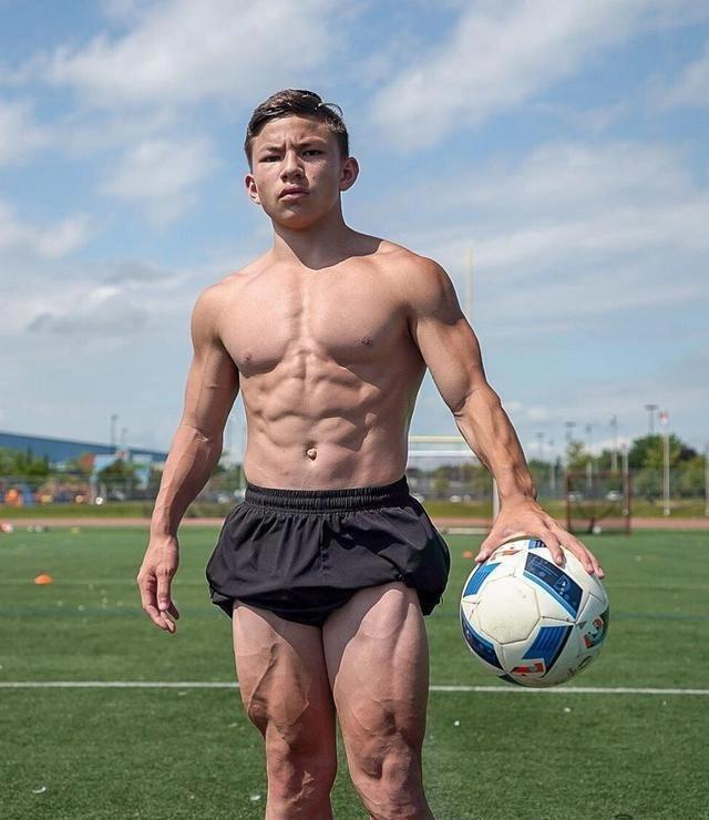 他健身4年，17岁就练出了强壮肌肉，身高只有160cm，怎么回事？