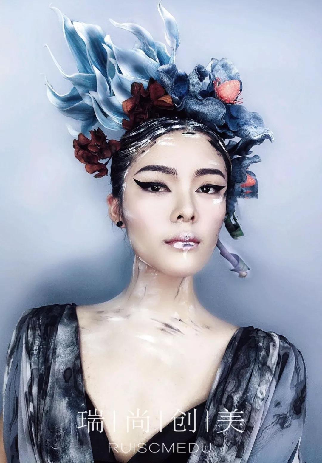 这造型太别致了一般人驾驭不了,这造型换个人都hold不住