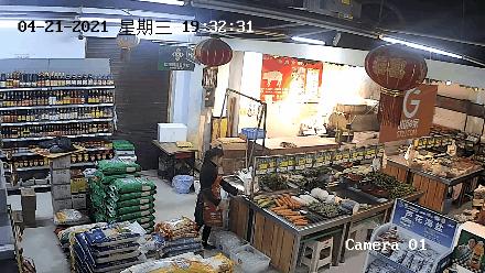 男子点蚊香灭蚊,男子被蚊子咬后点一大堆蚊香