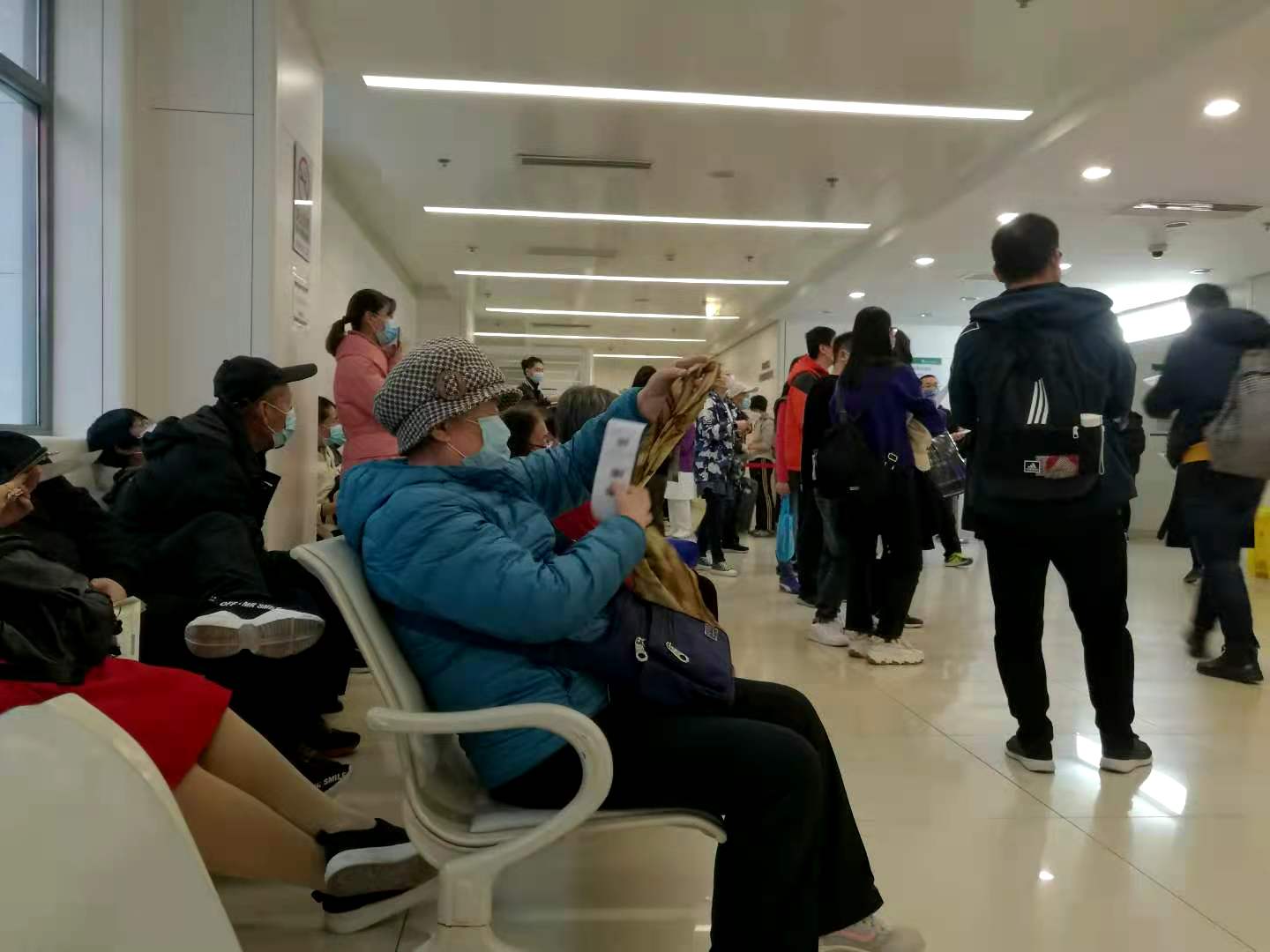 看病有多难，看看门诊大厅的人流，头就大