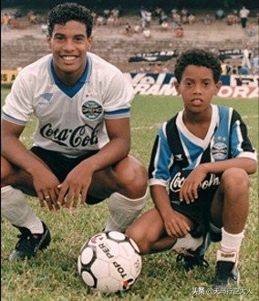 小罗，落入凡间的足球精灵，他的欢乐和世界只有他懂