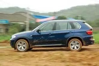 车遇泥泞道路怎么办,开车过泥泞路段正确的方法