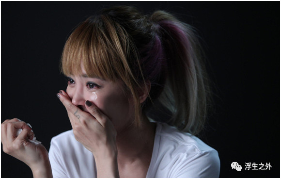 为什么被劈腿后越来越自卑,被劈腿的女孩的心理