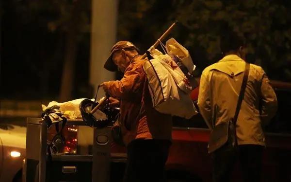 你家的老人，也在小区里捡纸箱子吗