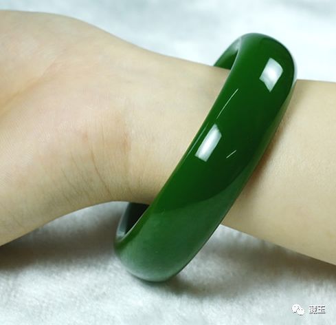 碧玉中顶级颜色是菠菜绿吗,顶级菠菜绿碧玉扳指
