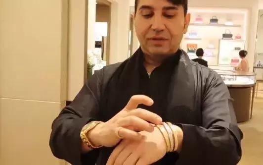 这对网红花22万当了三天迪拜富豪，而我连个儿童手表也买不起