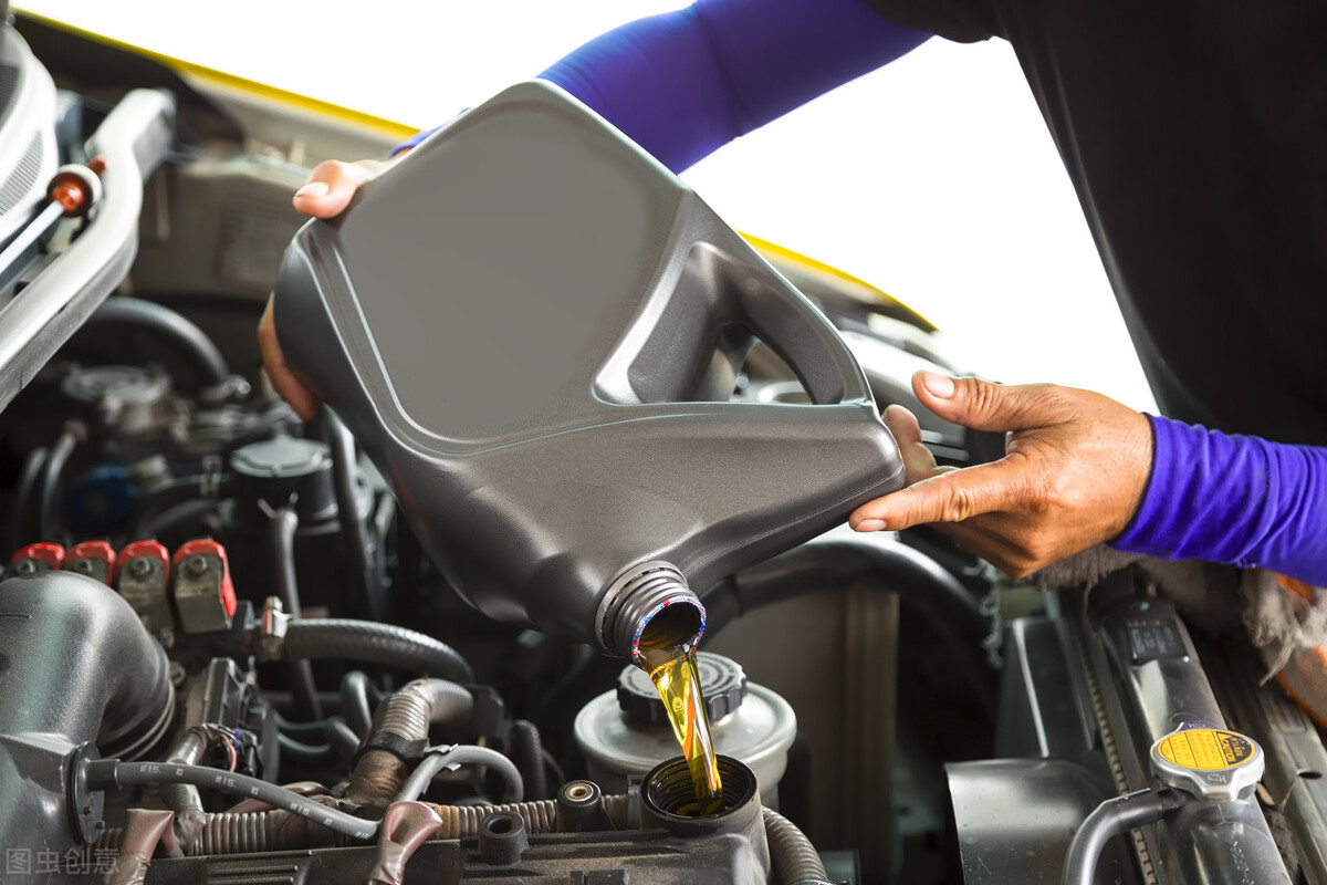 每次保养剩下的机油可以混加吗,每次保养剩的机油一桶能不能用