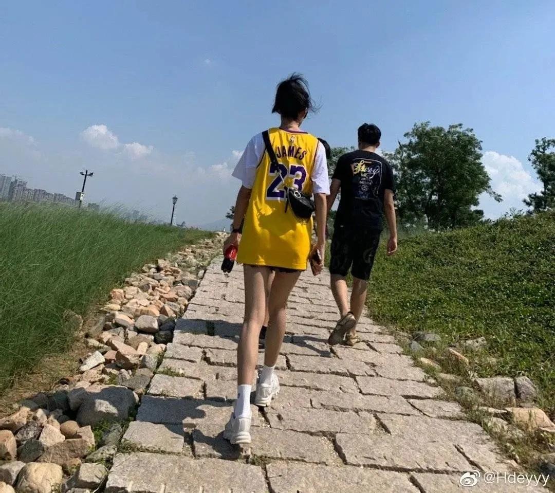 有些女生不用看脸也觉得是美女,有一种美是不用看脸的