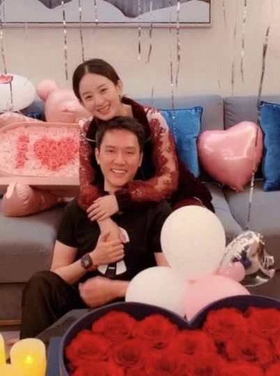 赵丽颖和朱一龙站一起,赵丽颖官宣怀孕评论