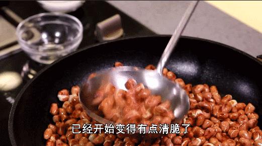 炸花生米,最忌讳直接下油锅!多加“这2味料”,香脆又不糊