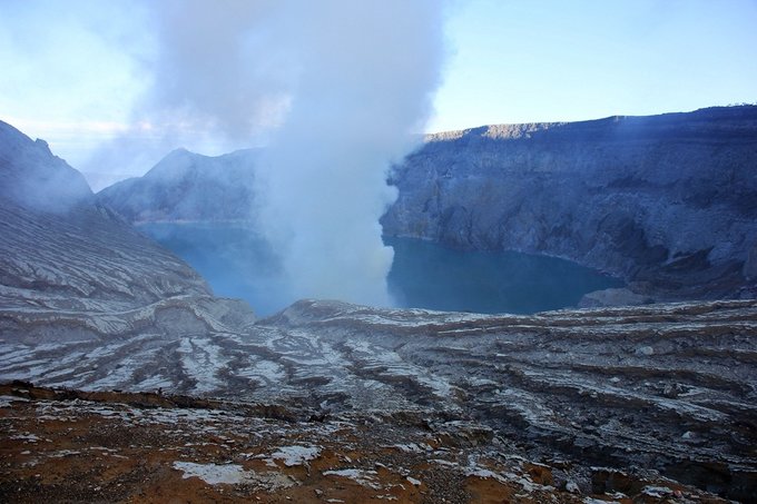 沐浴硫磺，追寻蓝火——印尼宜珍火山