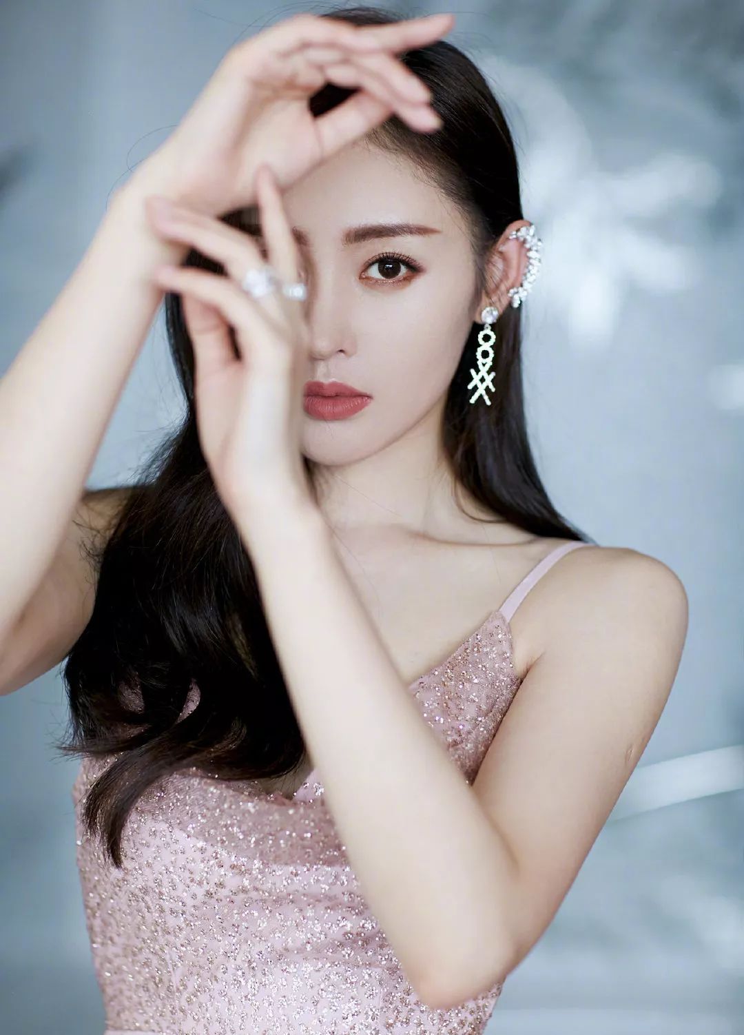 耳饰别致不对称,耳饰可爱黑白