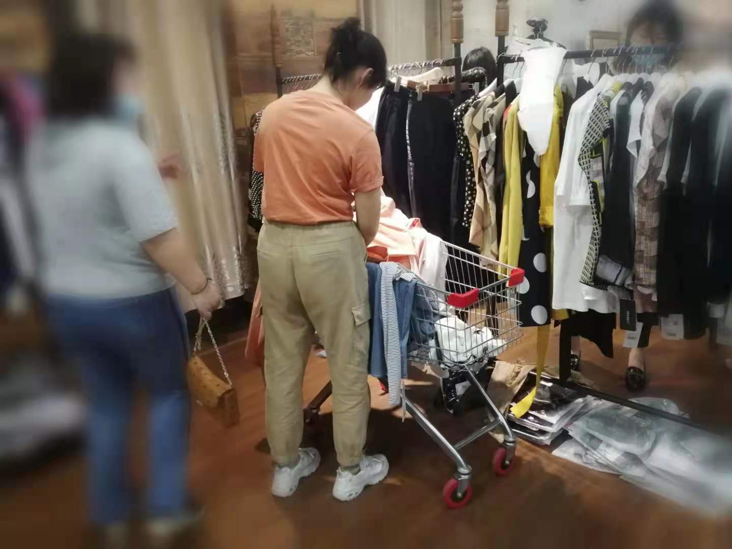 顾客推车选时尚衣服，合肥一服饰仓储零售模式走红