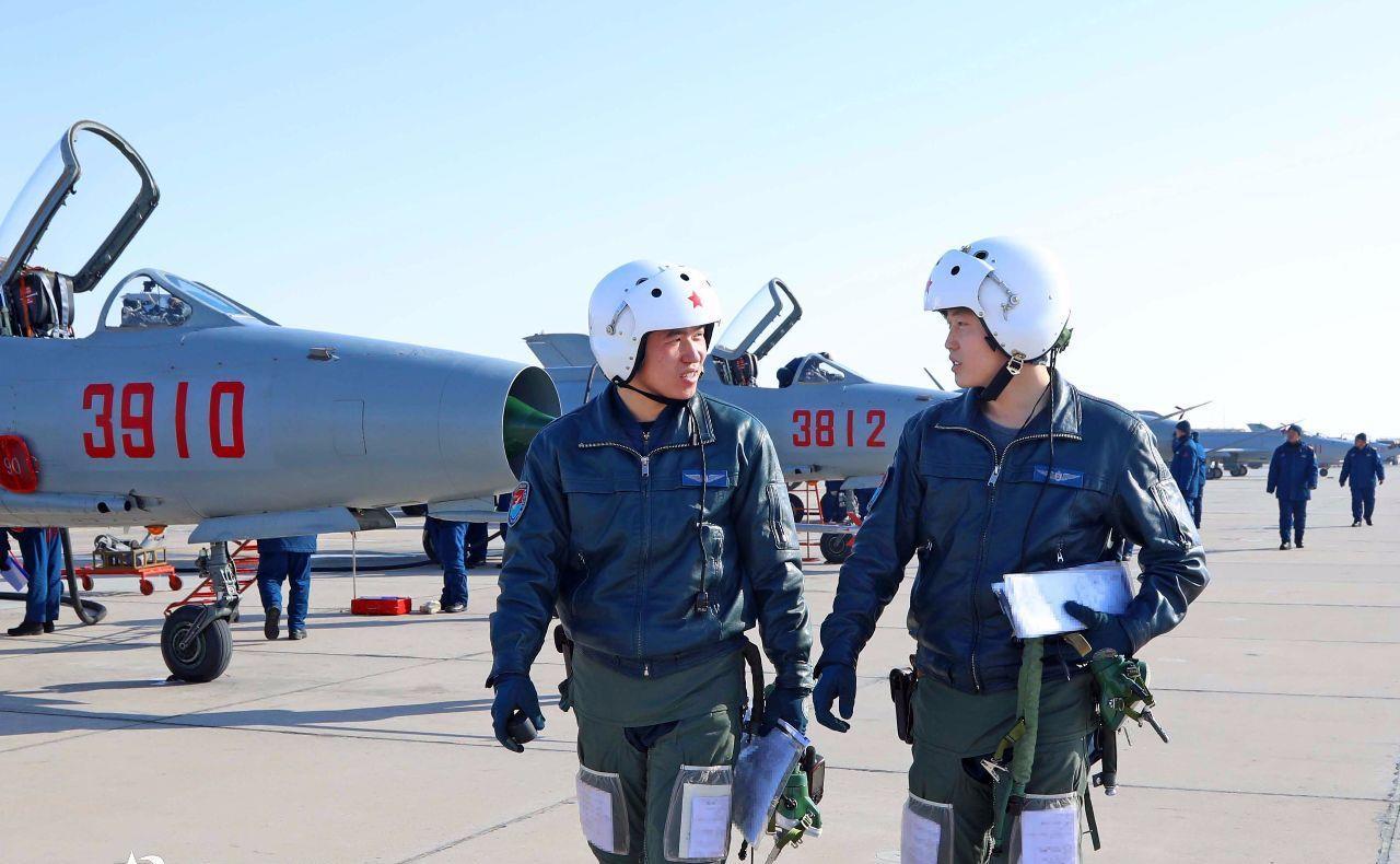 中国培养一名战斗机飞行员多少钱,中国飞行员工资多少钱1个月