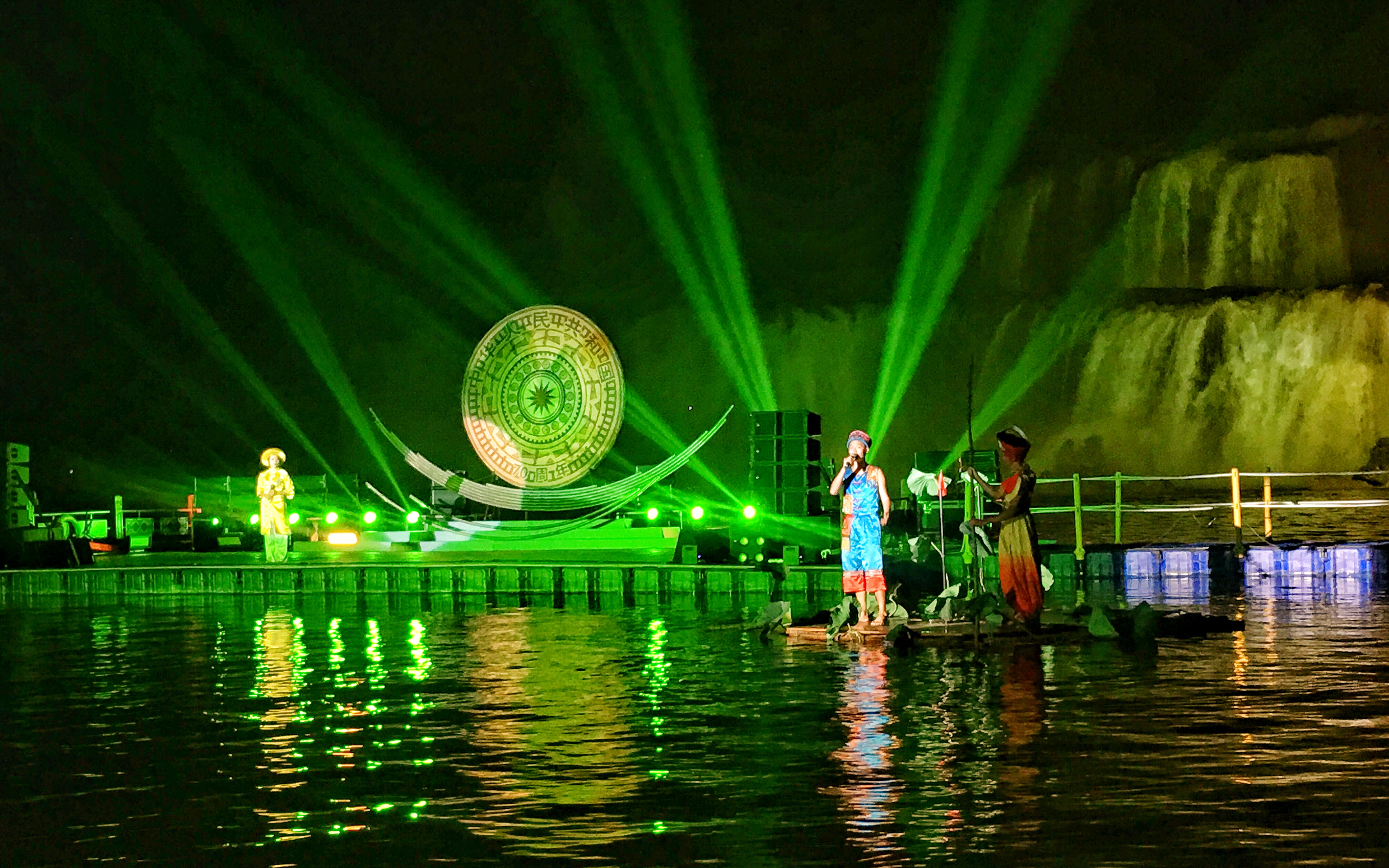 广西德天瀑布有灯光,今日广西德天瀑布