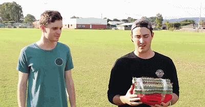 看着都痛的搞笑片段,各种看着都疼的作死瞬间