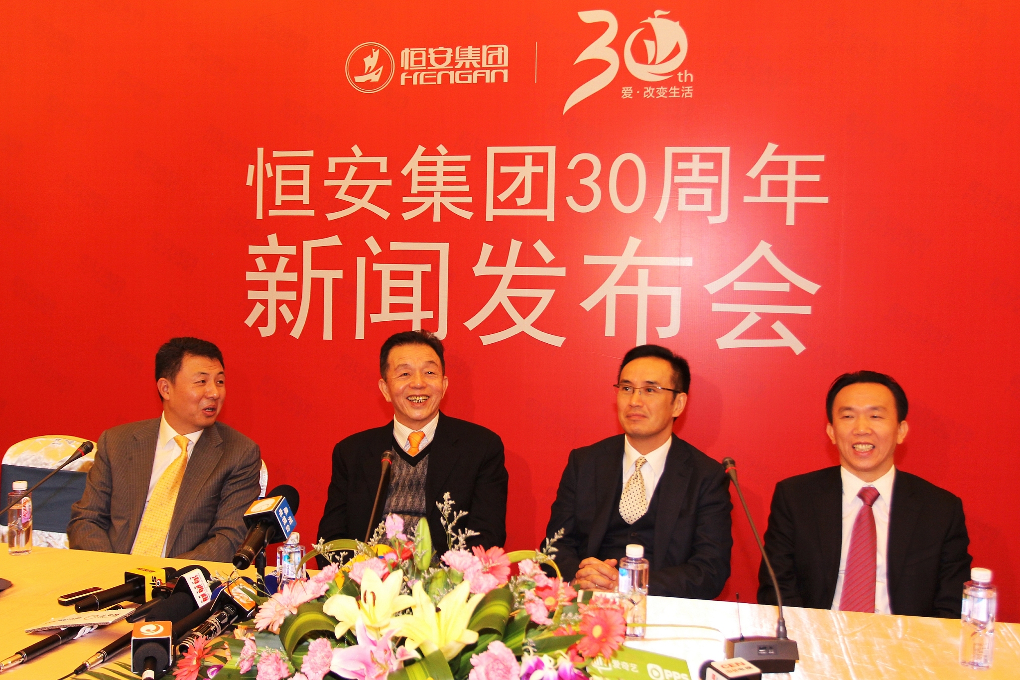 靠卫生巾发家的两个男人:打造600亿龙头,儿子娶香港豪门千金