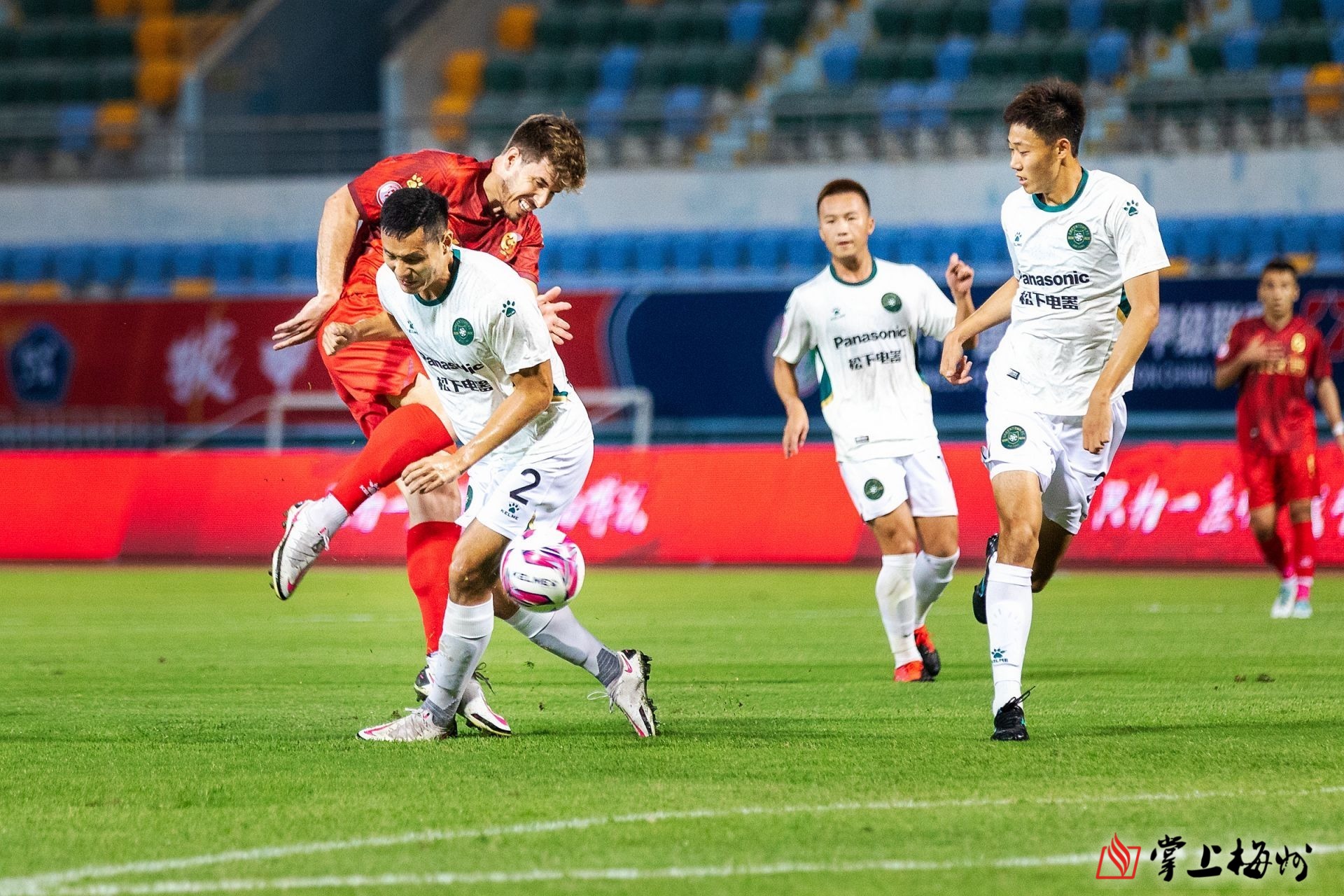 梅州客家中甲比赛录像,梅州曾宪梓体育馆足球比赛