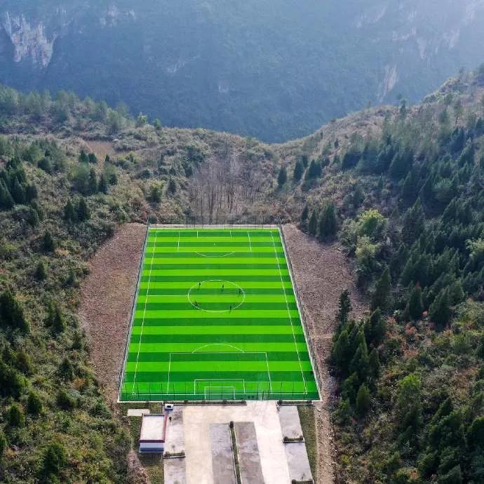 重庆这个区县火到国外,悬崖边修足球场,国外网友直呼神奇